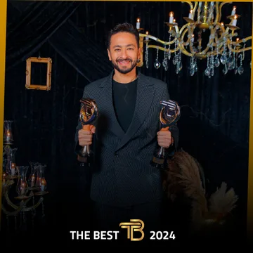 لقطة تذكارية مع جائزتين من حفل The Best 2024.